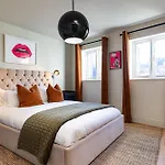 Stylish Seaside Home With King Beds And Parking