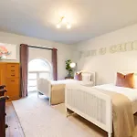 Stylish Seaside Home With King Beds And Parking