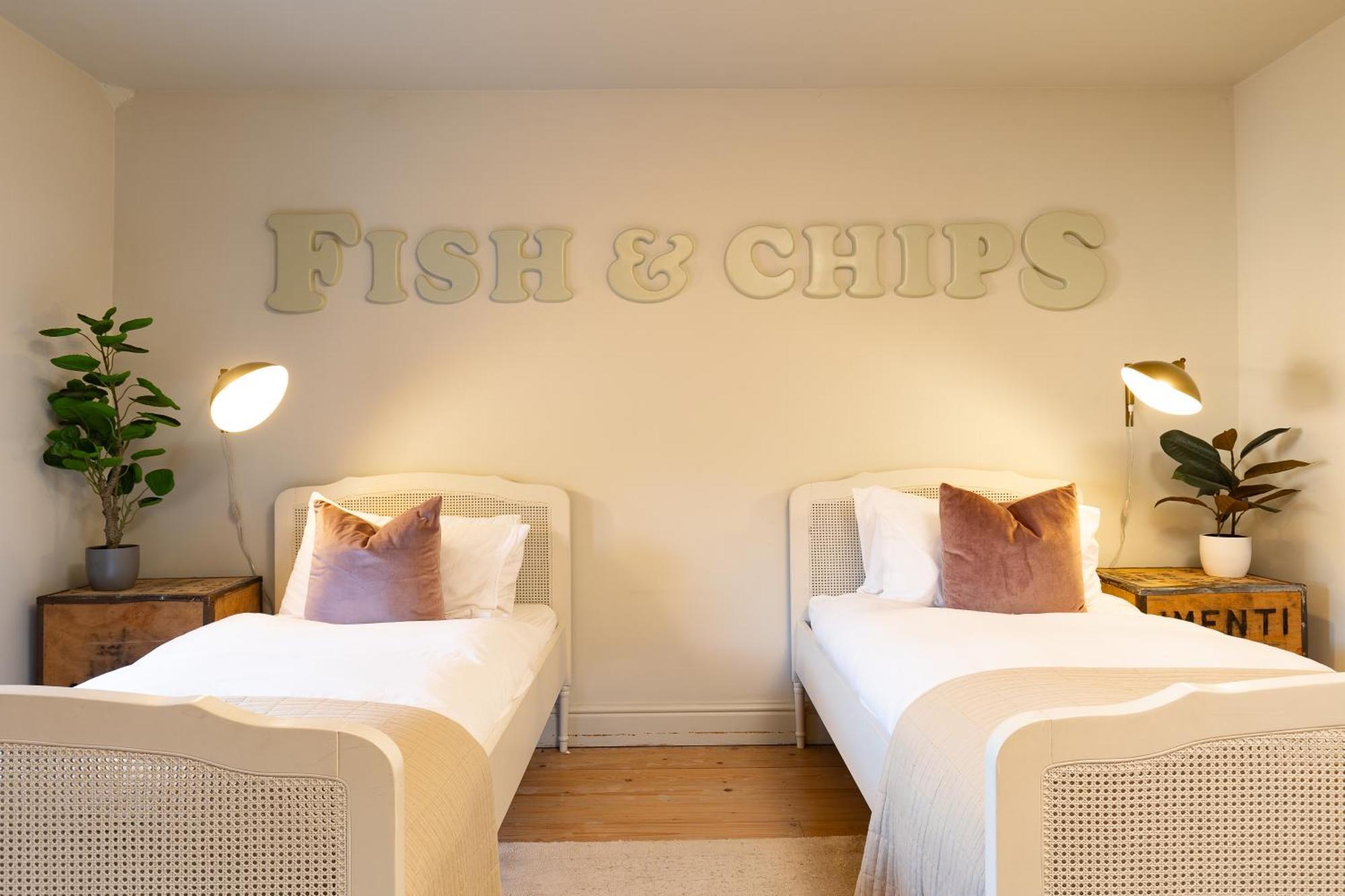 Stylish Seaside With King Beds And Parking Apartment Scarborough